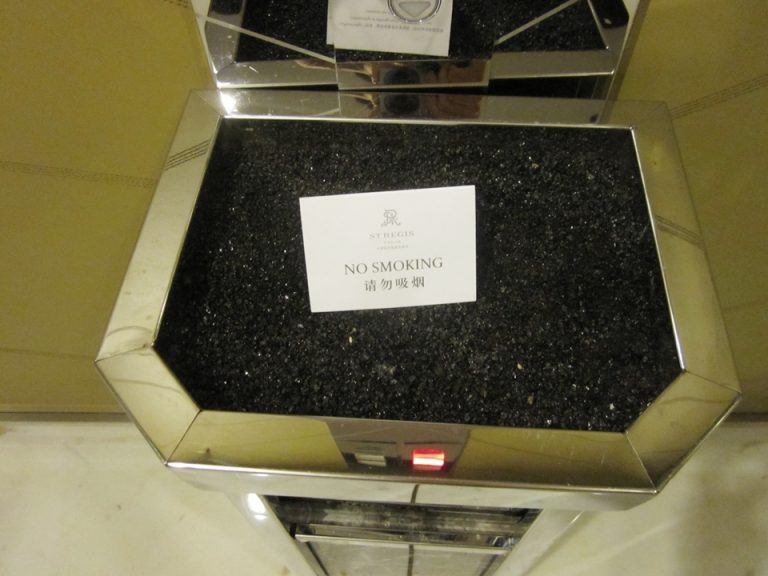 エレベーター前にあり