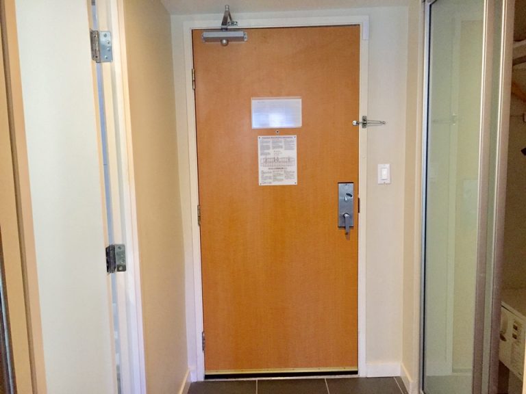 客室入口内観ドア