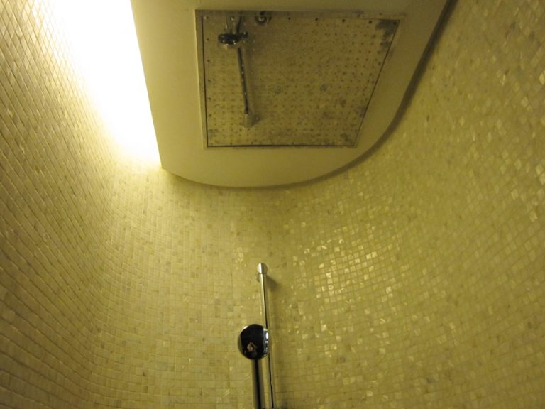 シャワールーム上部