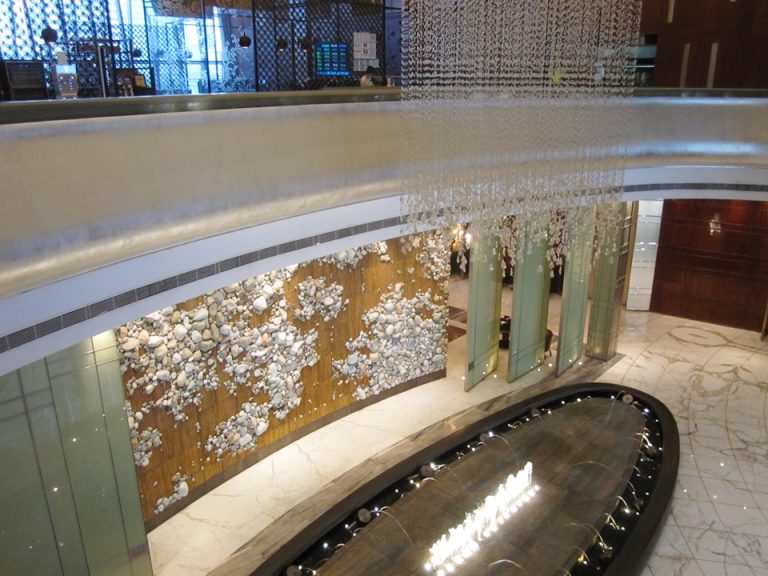 二階からロビーの噴水など