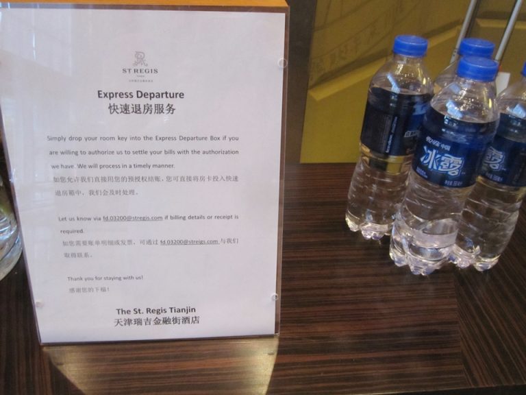 カウンター間のデスク(スピードチェックアウトの案内文)