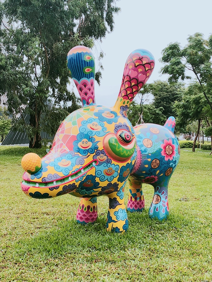 ホテルから中庭へ向かう際の遊歩道にあったアート