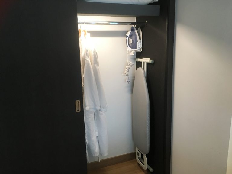 クローゼットの扉を開けた状態