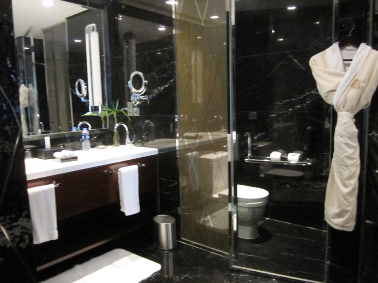 バスルーム入り口から全景(洗面台側)