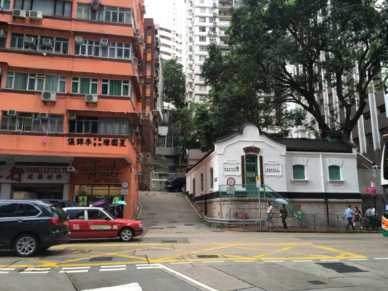 ホテルへは前方の坂道を登る