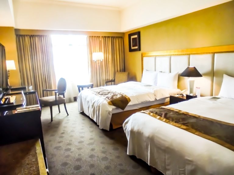 室内の雰囲気。もともとしわのあったベッドメイキングは残念でした