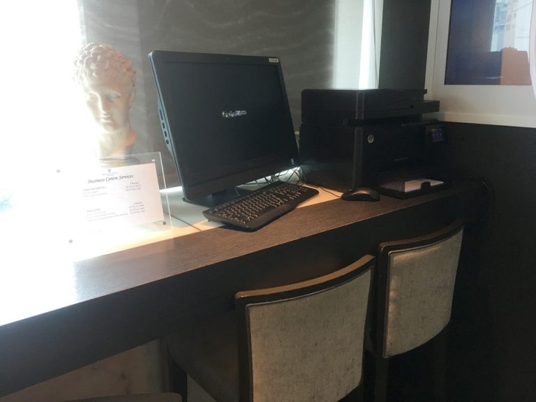 クラブラウンジ内にはPCとプリンターがありました。