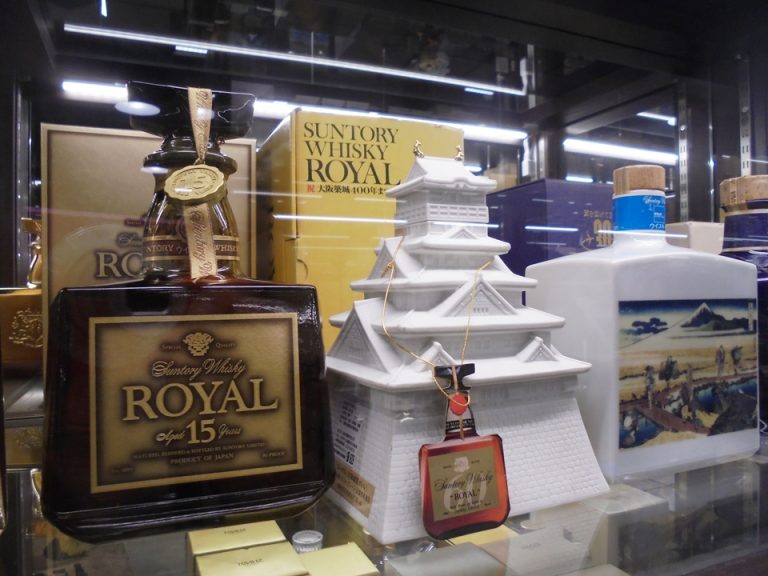 ユニークなボトルも。こちらのお目団はお問い合わせくださいと書いてありました