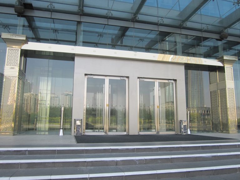 ホテル裏口(外側から)