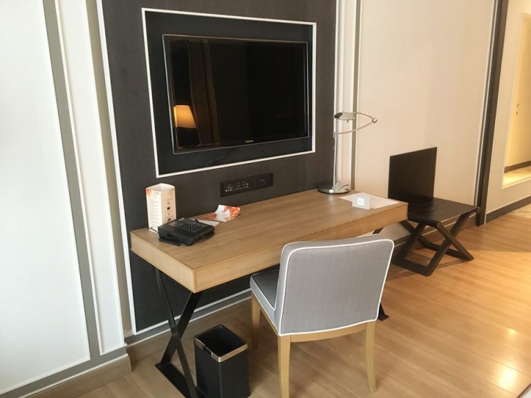 部屋内デスクとテレビ