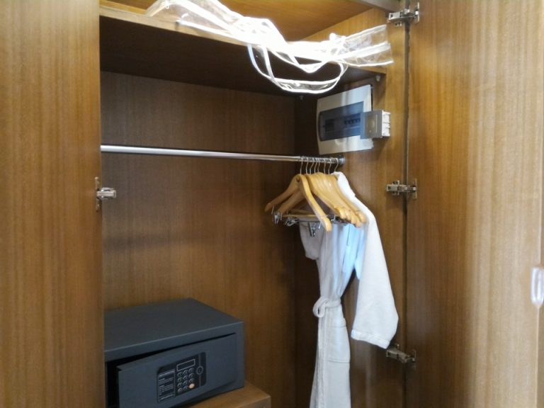 P_20181101_154639クローゼット外観(開けた状態)