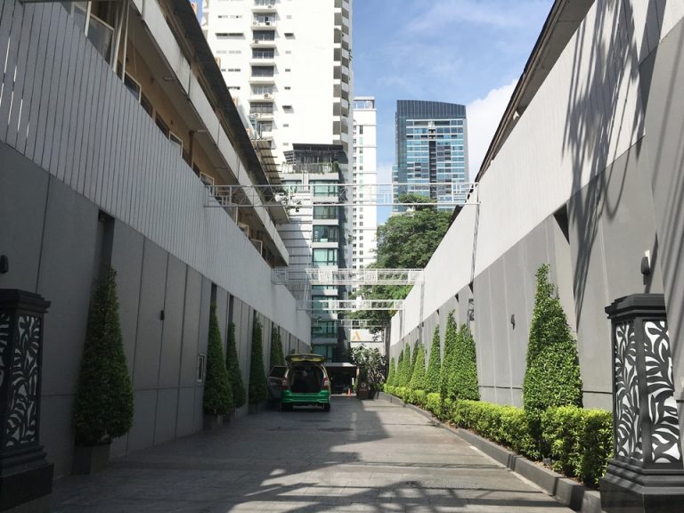 ホテル入口から建物への道