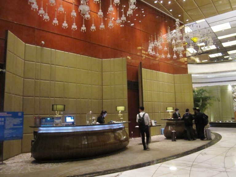 正面玄関からフロント(人の少ない時間で)