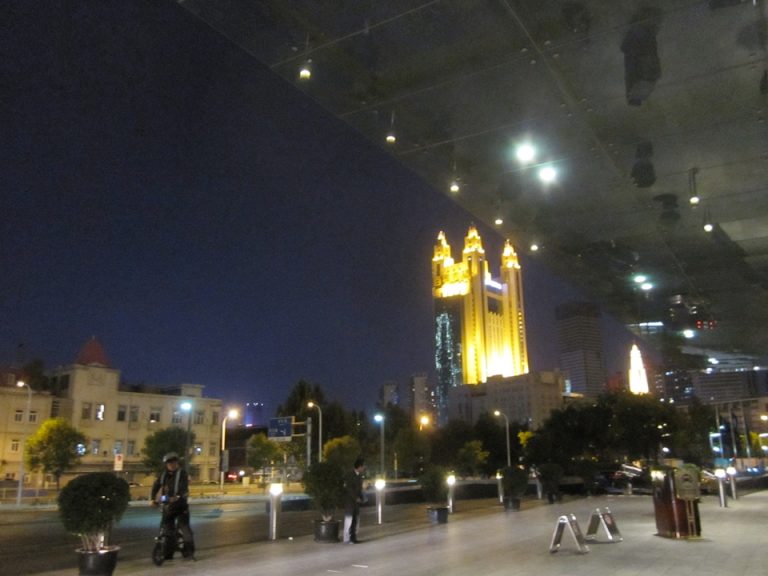 ホテルエントランスから百貨大楼(夜)