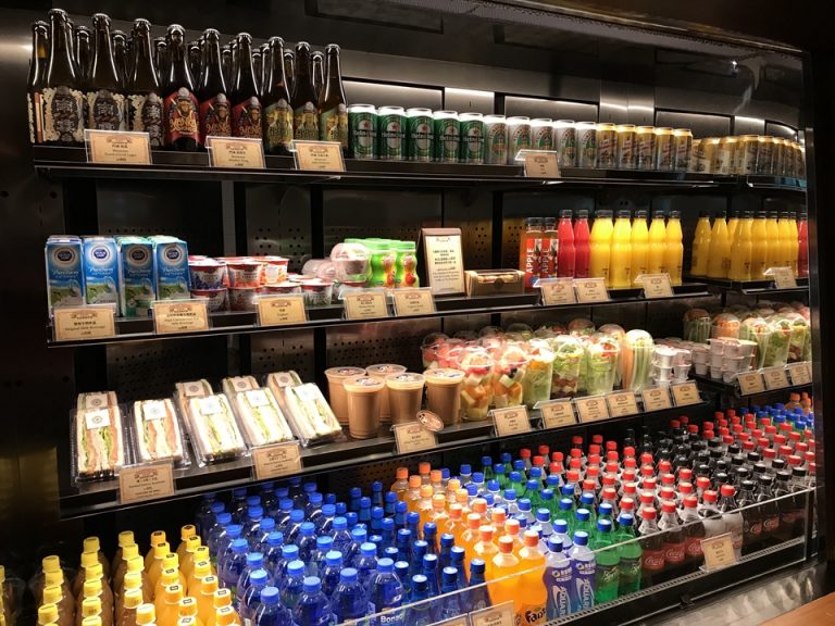 コンビニの代わりになるチャートルームカフェ カフェレストランの陳列棚