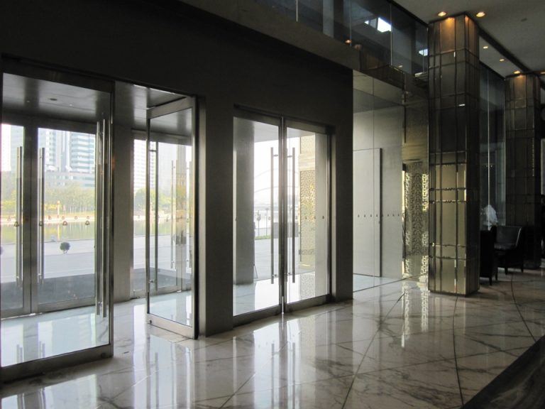 ホテル裏口(中側)