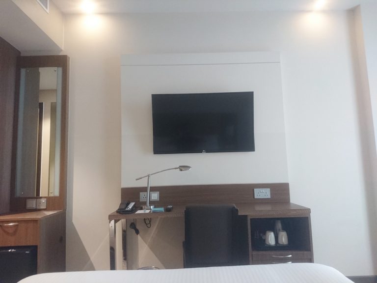 ベッド方向からTV