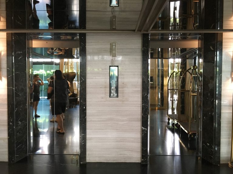 エレベーターホール フロント階