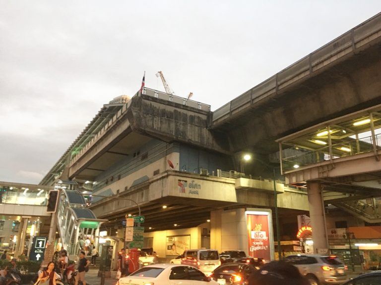 最寄りのアソーク駅