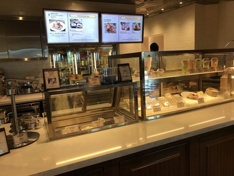 チャートルームカフェ のカウンター