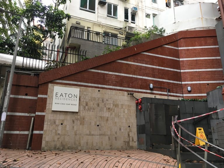 レジデンス_エントランスのサイン