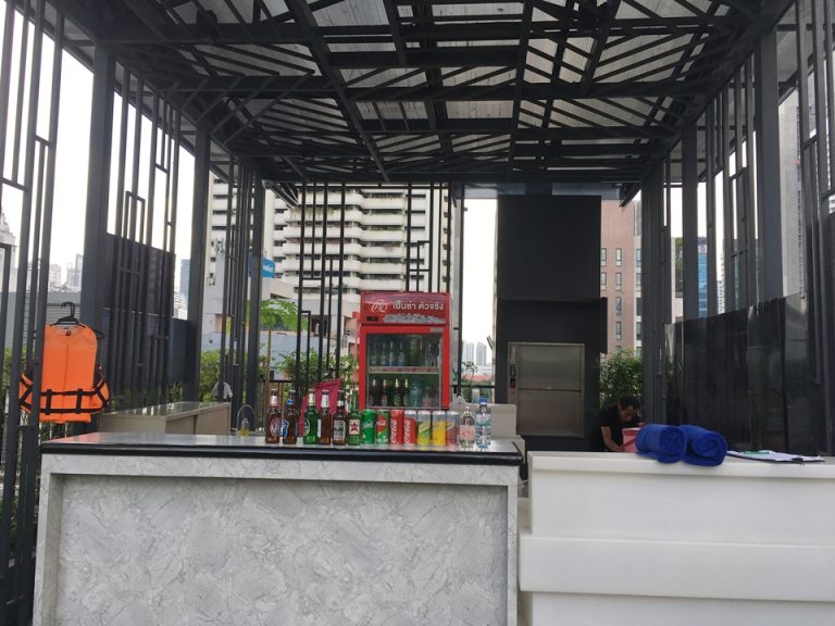 プール横のバー