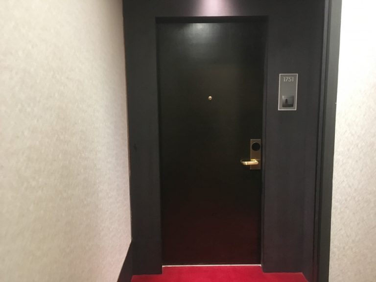 部屋のドアを外から見た様子