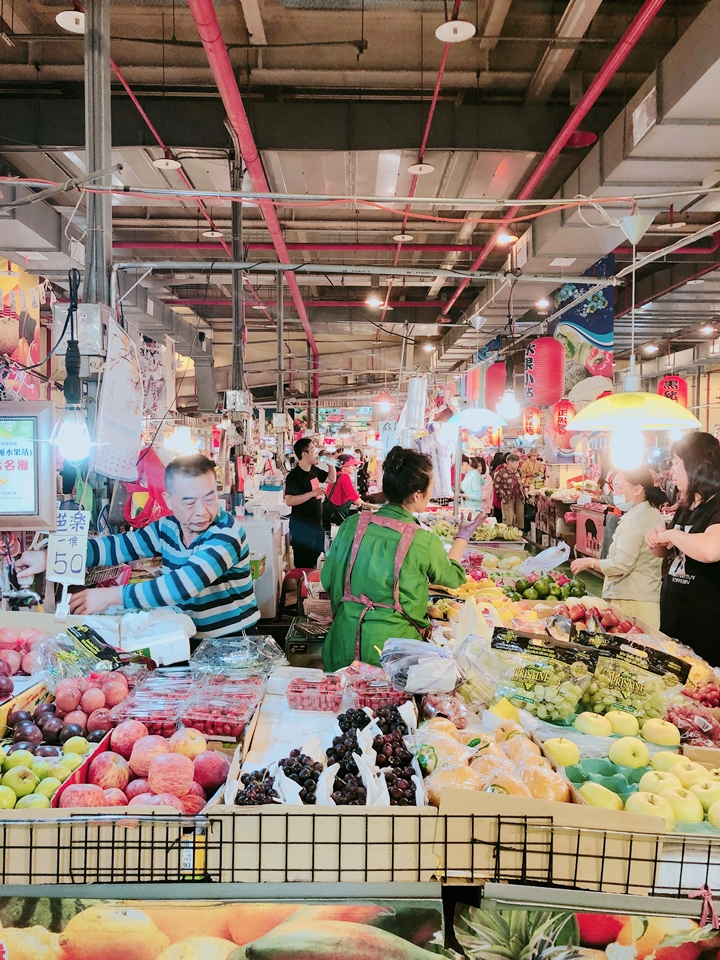 ホテルを南に下ると活気づいたローカル市場もありました