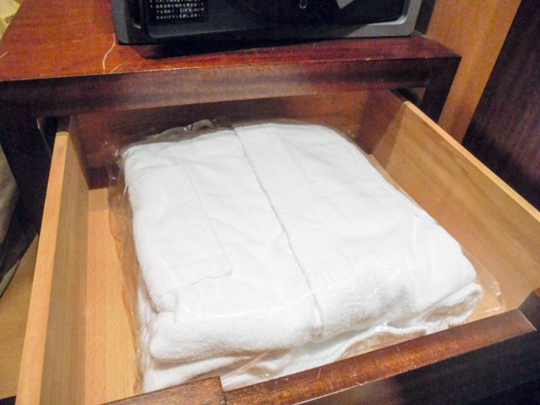 バスローブは清潔に1つずつビニール包装してあります