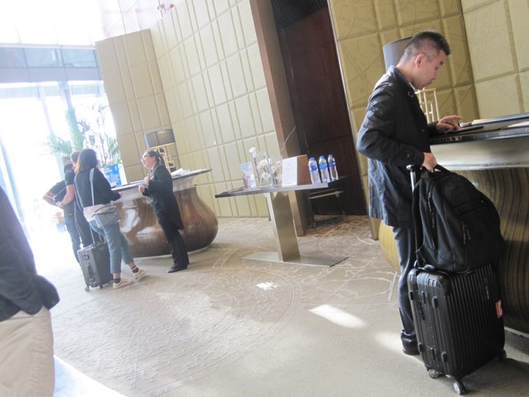 カウンター間のデスク