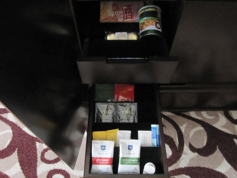 無料のティーパックとお菓子(有料)