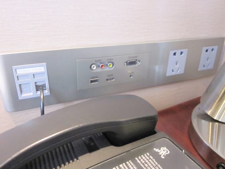 デスク横プラグ