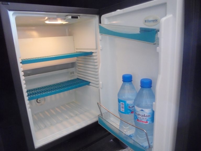 お水はミニバーに置いてあった常温のものと冷蔵のものがあります。両方とも無料です。ほかに飲み物、食べ物はありません