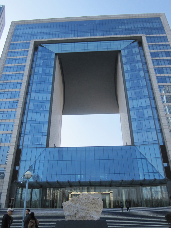 ホテル外観裏側(横長だと何の写真か分からなくなり、これ以上下がると河に落ちるので)