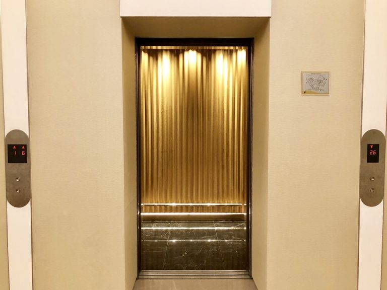 エレベーター内装