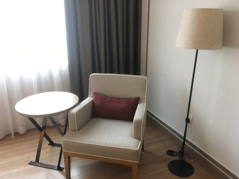 部屋内のソファチェア