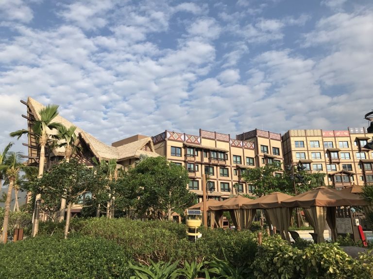 プールサイドからの建物外観