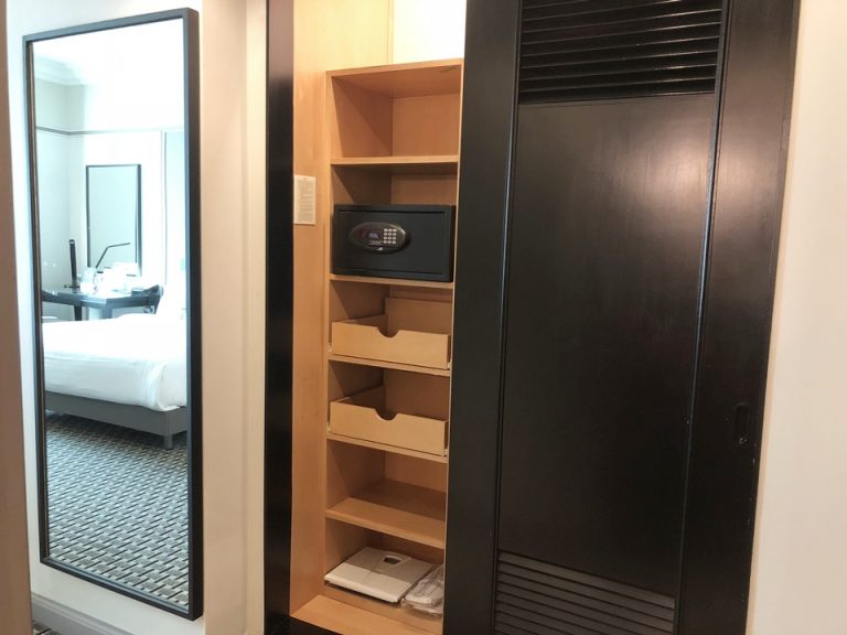 クローゼット外観(開けた状態)