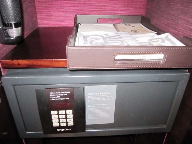 セーフティーボックス(閉じた状態)とランドリーバッグ