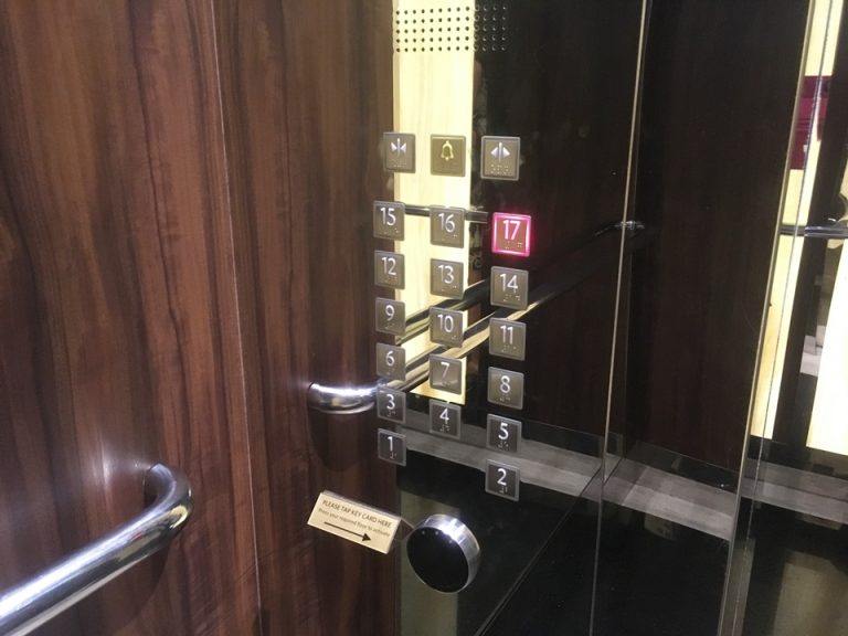 エレベーターパネルボタン