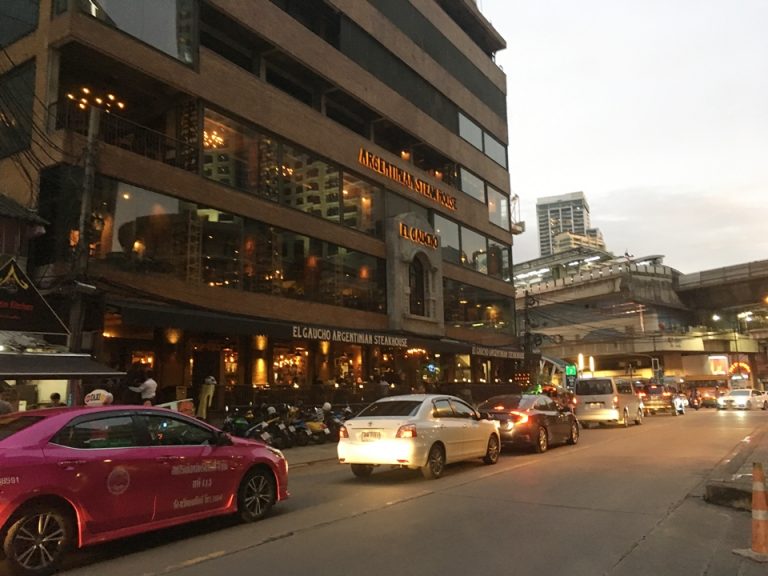 近くのステーキレストラン