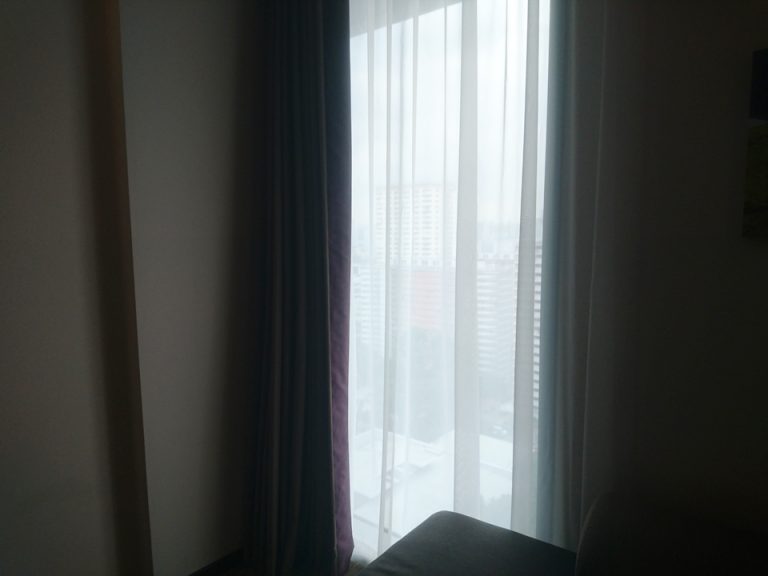 客室窓(カーテンを閉めた状態)