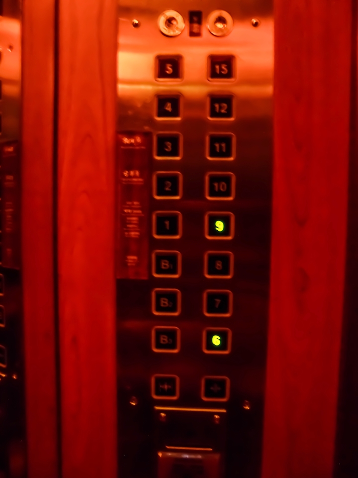 エレベーター内押しボタン