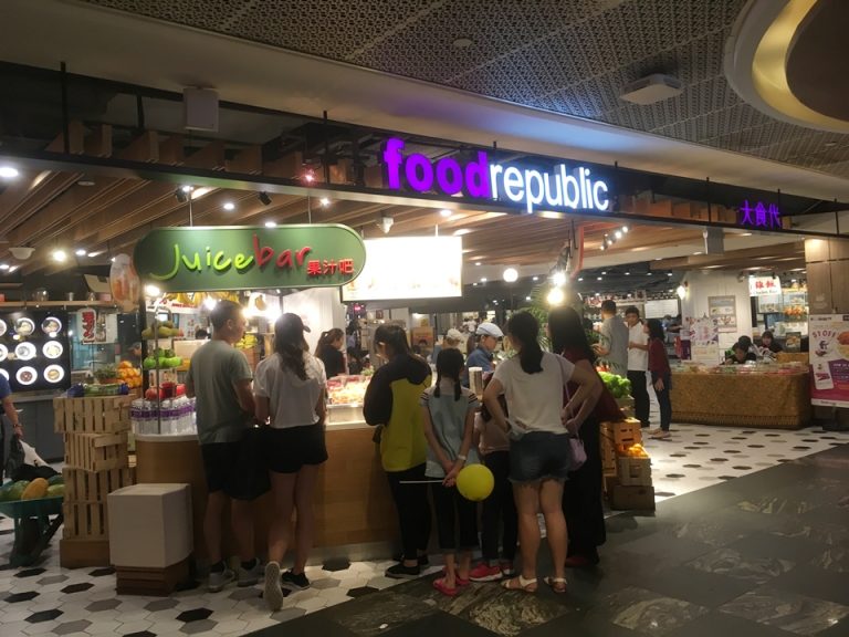 ISETANの地下にはフードコートがあり、様々なローカルフードが楽しめます。