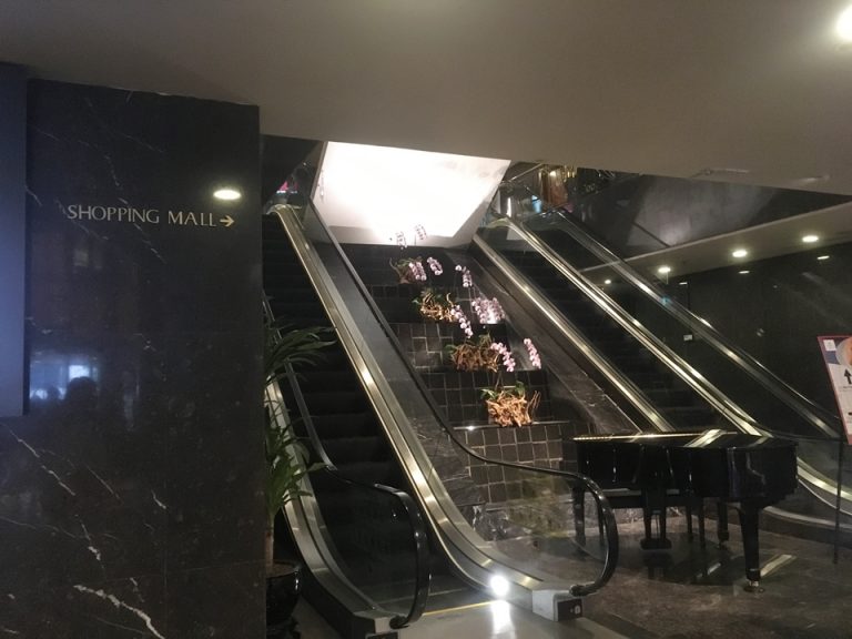 ロビーからエスカレーターを上がると、レストランLa TerrasseとHUA TING、ショッピングモールへも繋がっています。