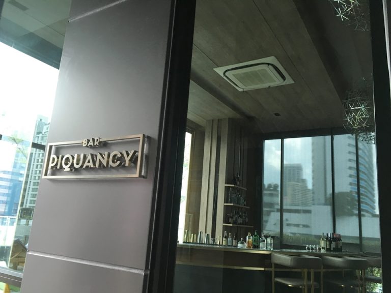 ホテル最上階のバー