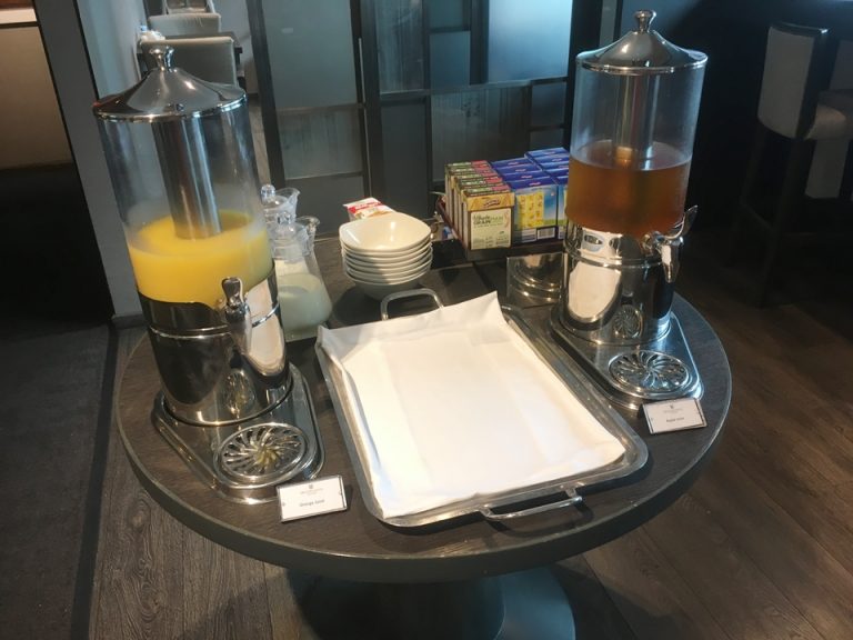 朝食会場のジュースとシリアルコーナー