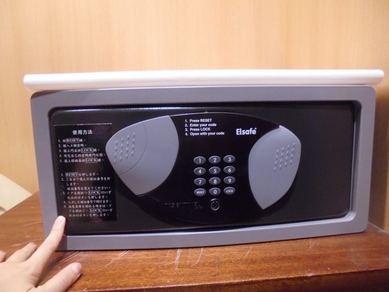 セーフティボックスの閉めた状態。番号を入力するタイプです