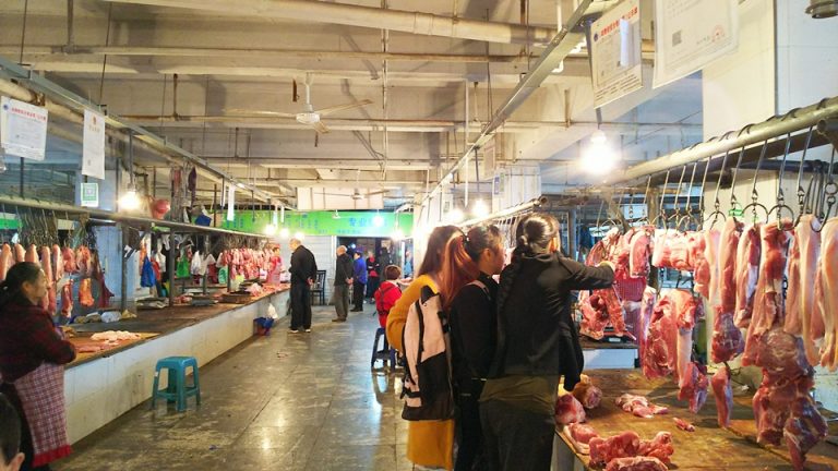 1303_ホテル周辺-周辺のお店 (4)最寄り駅脇の市場