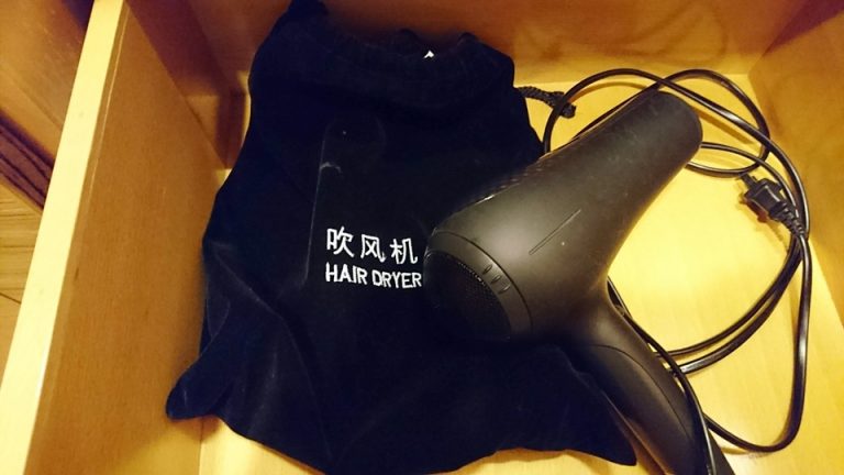 0707_客室のバス・トイレ-ドライヤー (1)クローゼットにありました